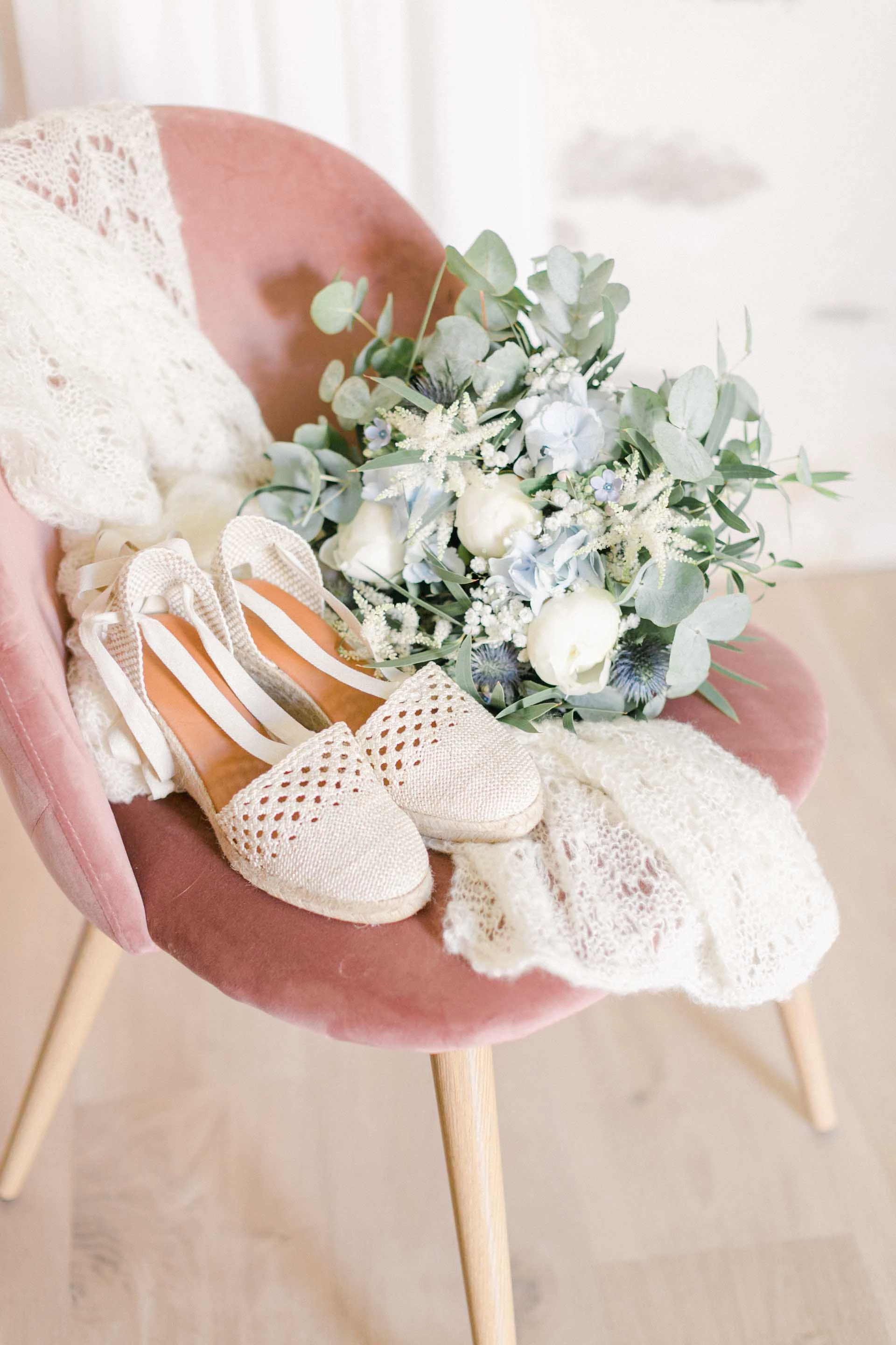 rose pétale composition florale artisanat marron